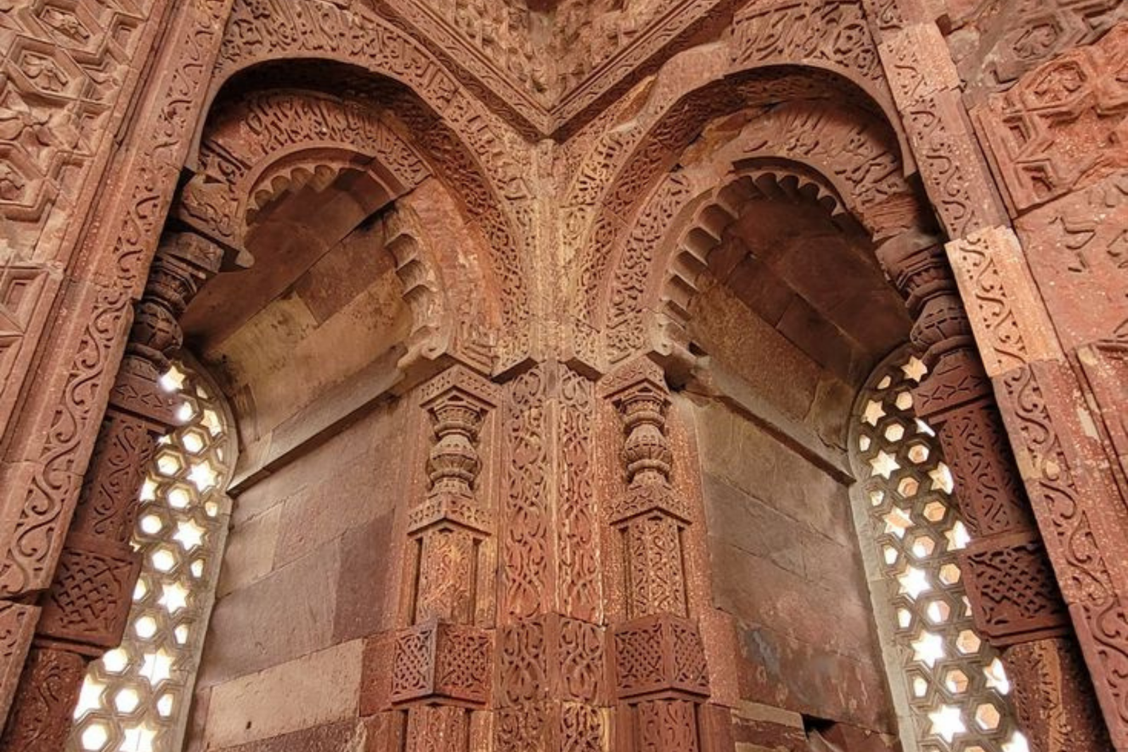Private Qutub Minar Guided Tour with Hotel Pickup