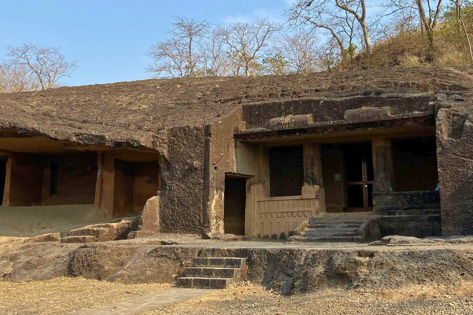 Mumbai Kanheri Caves & Golden Pagoda Temple Tour