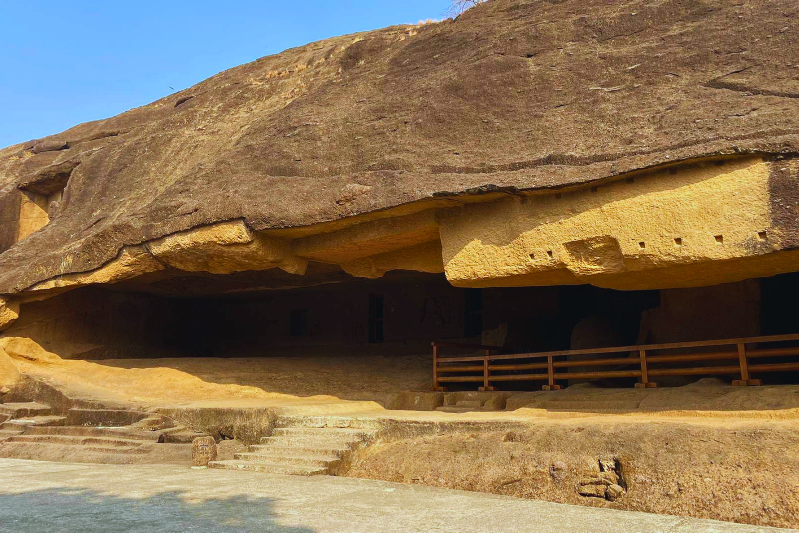 Mumbai Kanheri Caves & Golden Pagoda Temple Tour