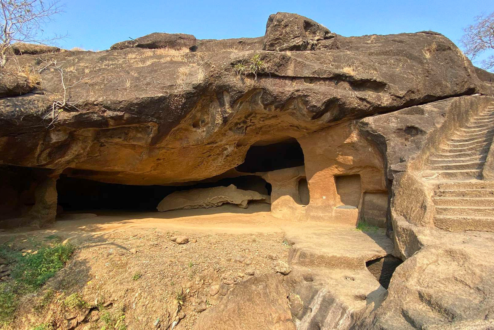 Mumbai Kanheri Caves & Golden Pagoda Temple Tour