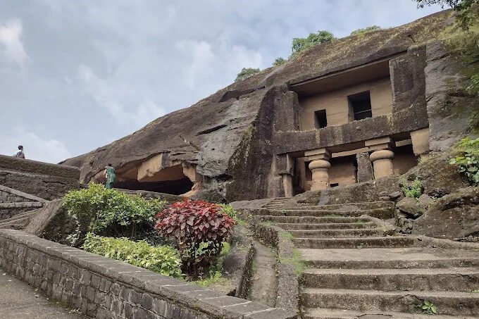 Mumbai Kanheri Caves & Golden Pagoda Temple Tour