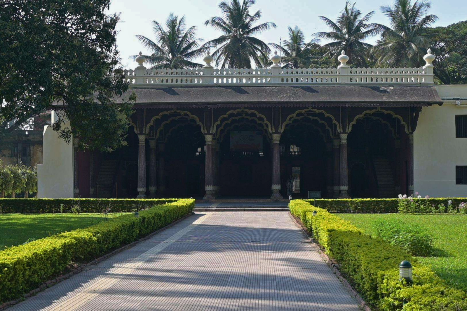 Bangalore Palace, Temples, Fort & Markets Walking Tour
