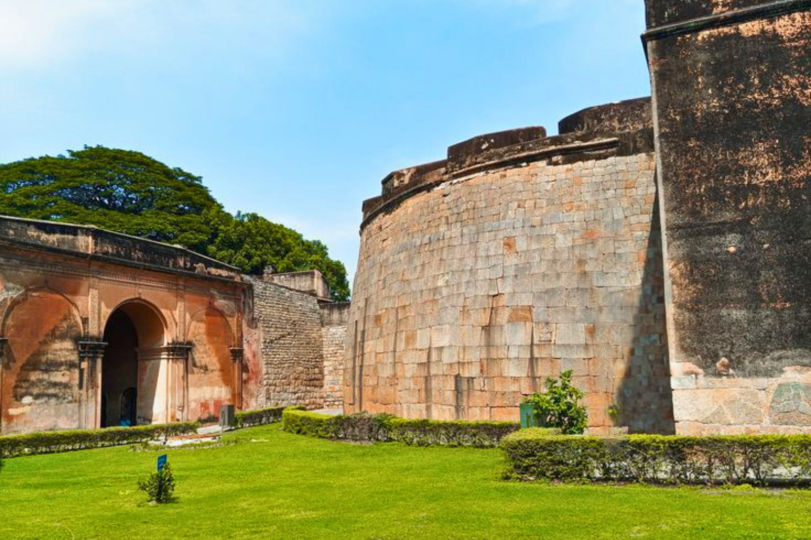 Bangalore Palace, Temples, Fort & Markets Walking Tour
