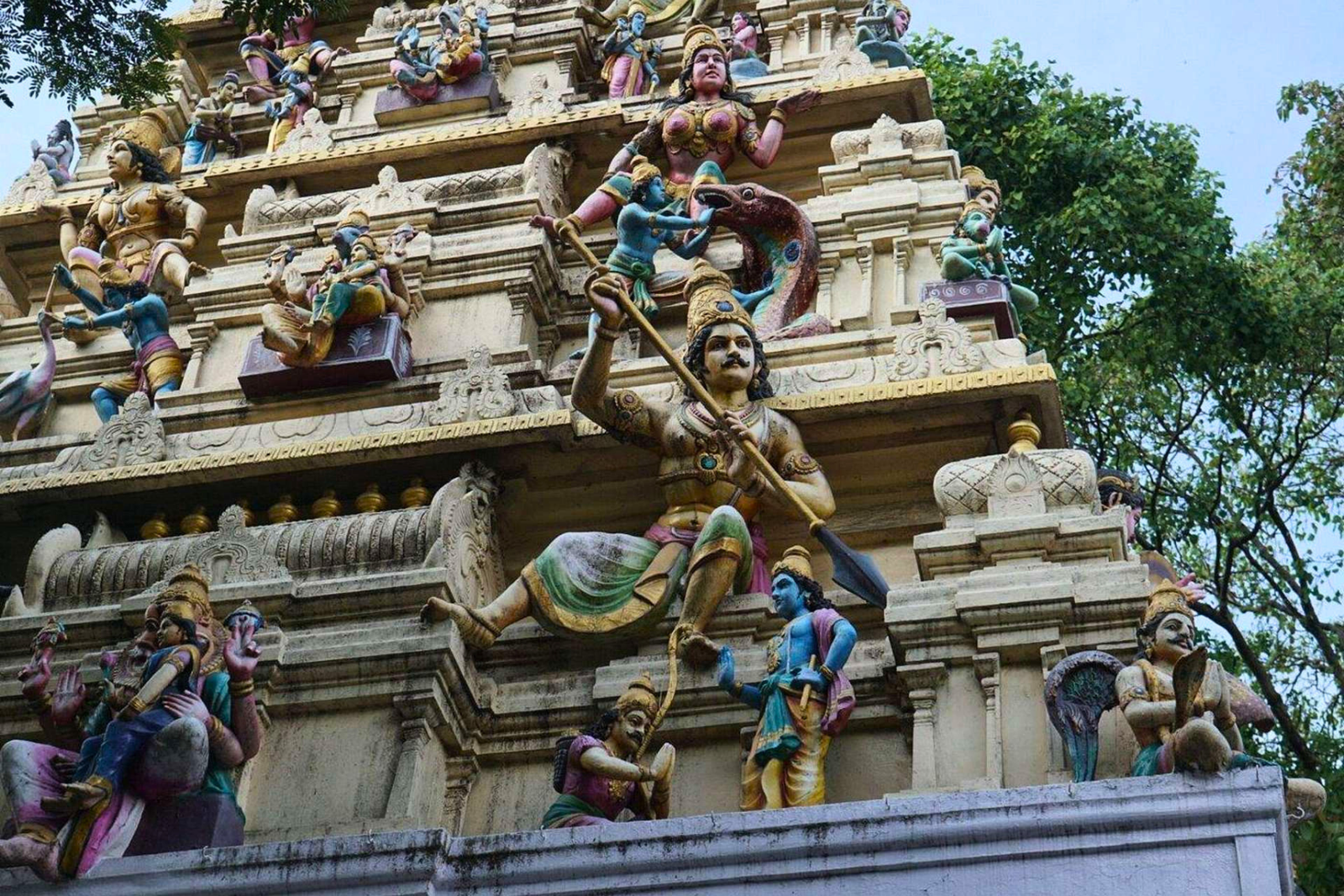 Bangalore Palace, Temples, Fort & Markets Walking Tour