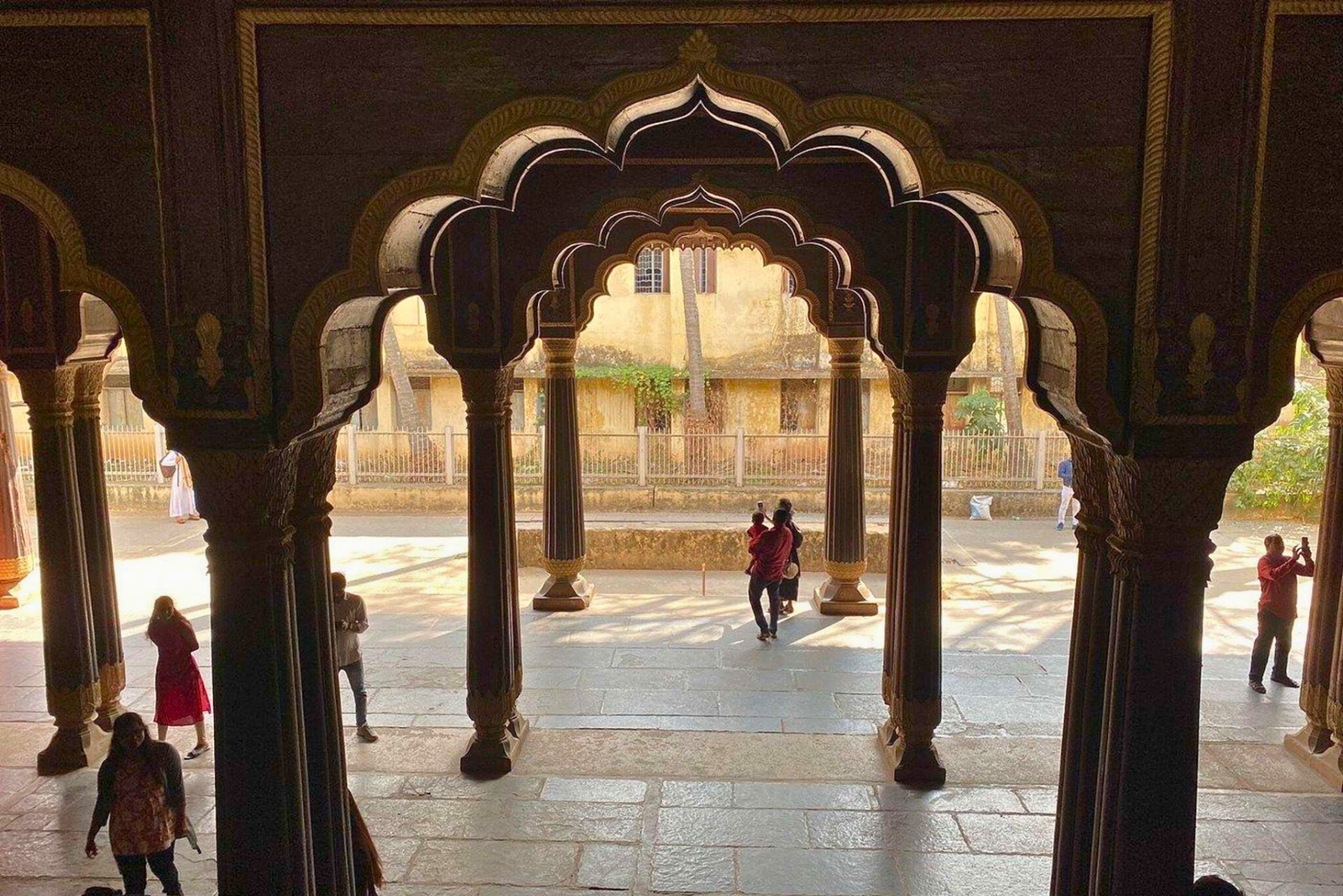 Bangalore Palace, Temples, Fort & Markets Walking Tour