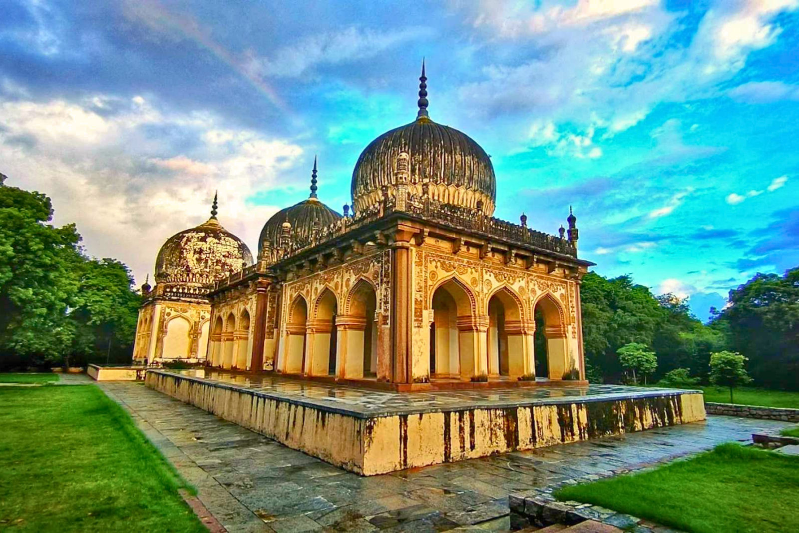 Hyderabad Charminar, Golconda Fort & Qutub Shahi Tombs Tour
