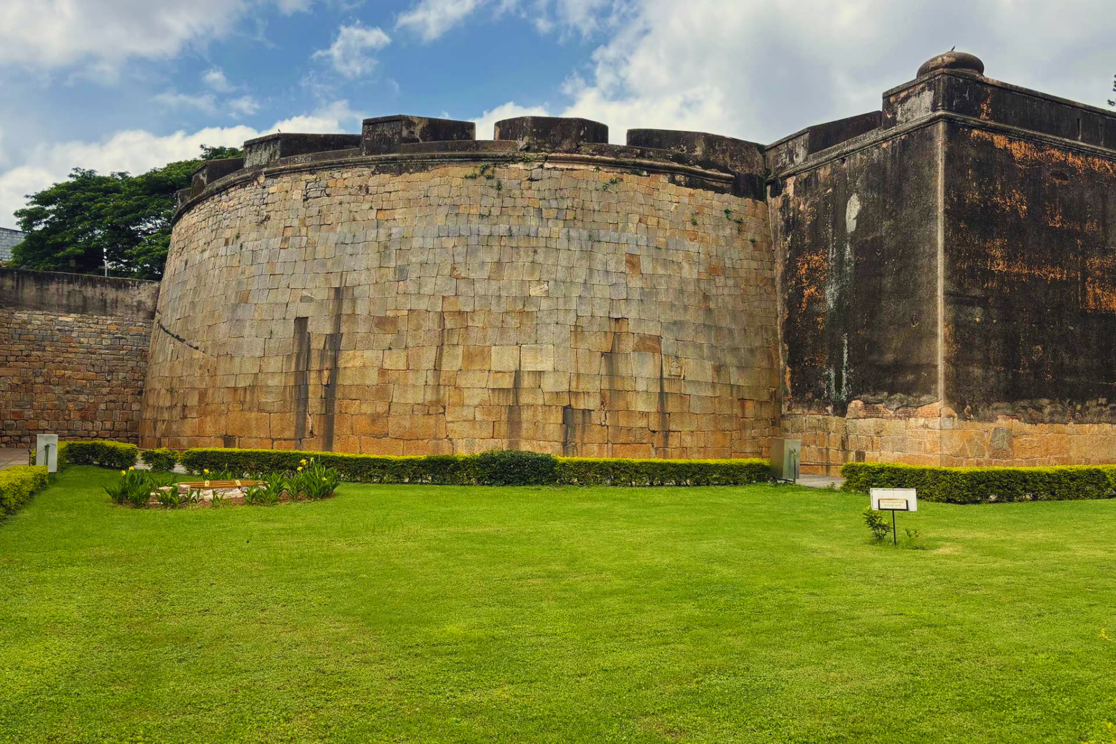 Bangalore Palace, Temples, Fort & Markets Walking Tour