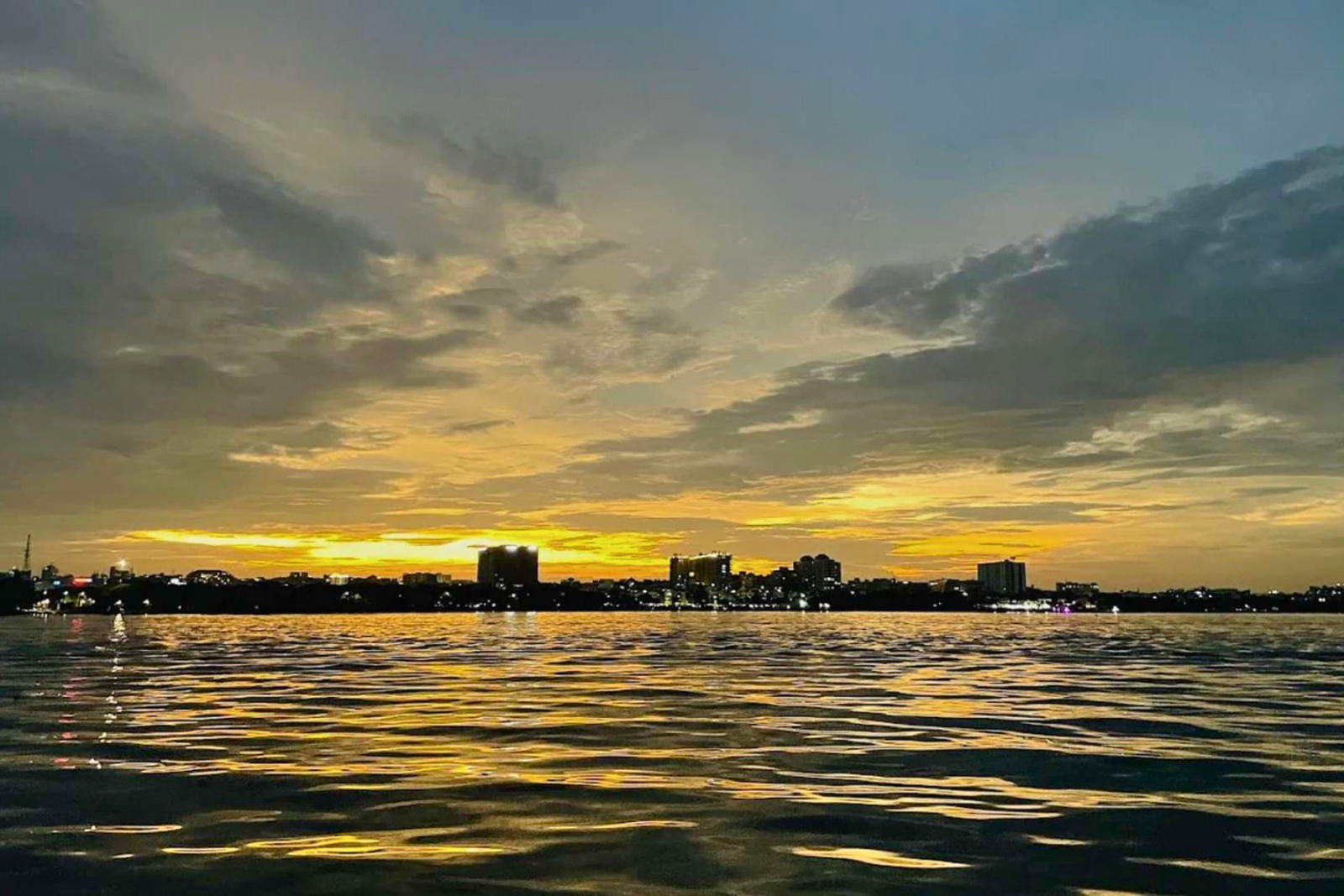 Hyderabad Hussain Sagar Evening Tour with Ferry Ride